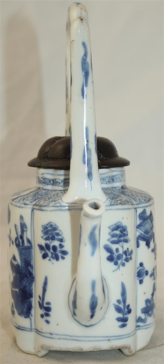 A Chinese blue and white wine pot, Kangxi period, 19cm, restorations